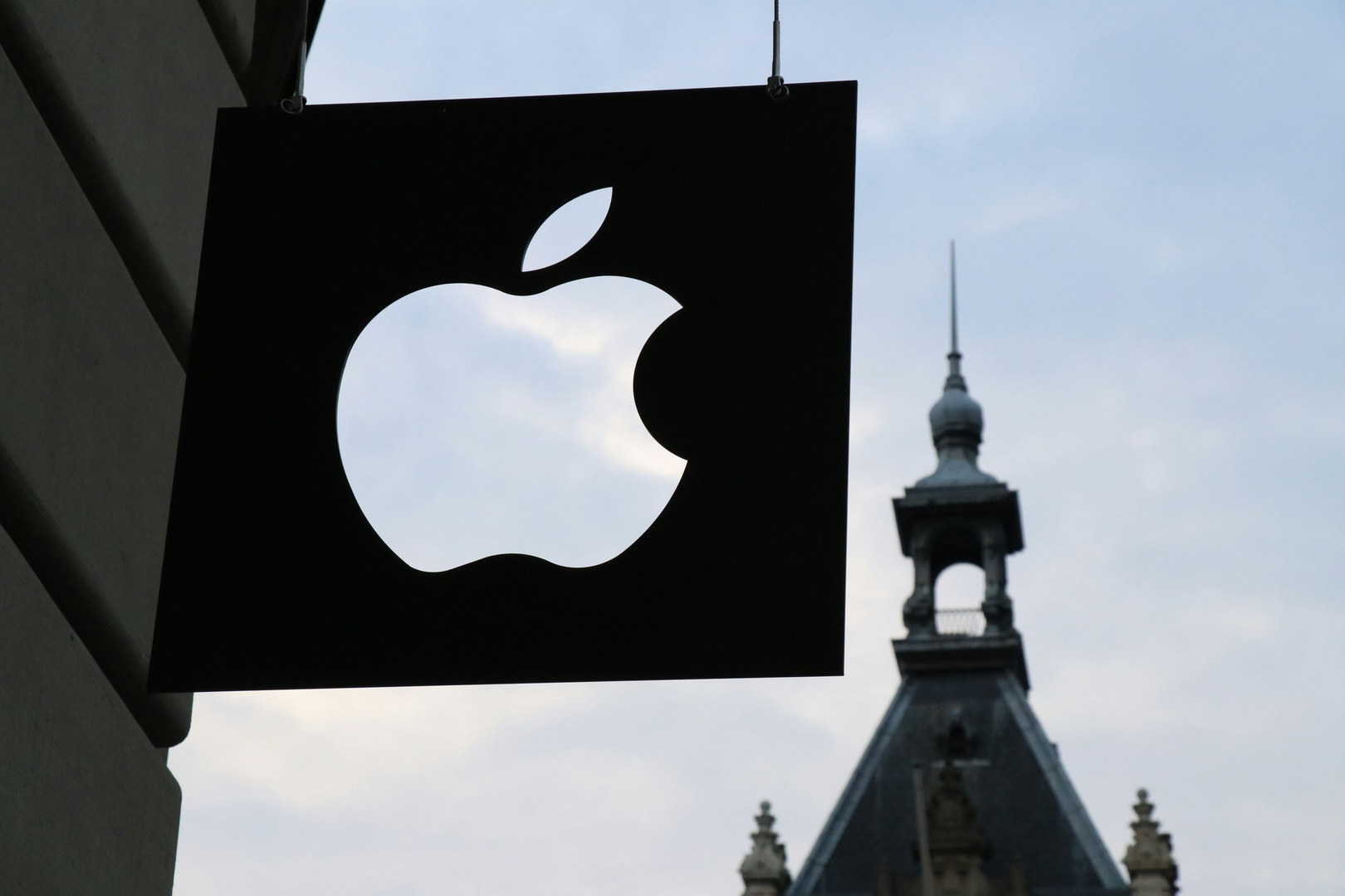 Apple отправила iPhone на $2 млрд из Индии шестью чартерами, чтобы обойти пошлины Трампа, которые он потом отменил