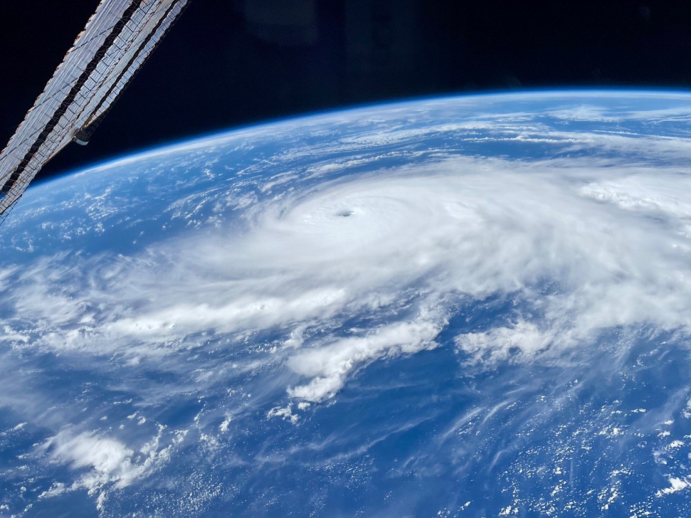 Российский космонавт Олег Платонов сфотографировал ураган Мелисса с МКС