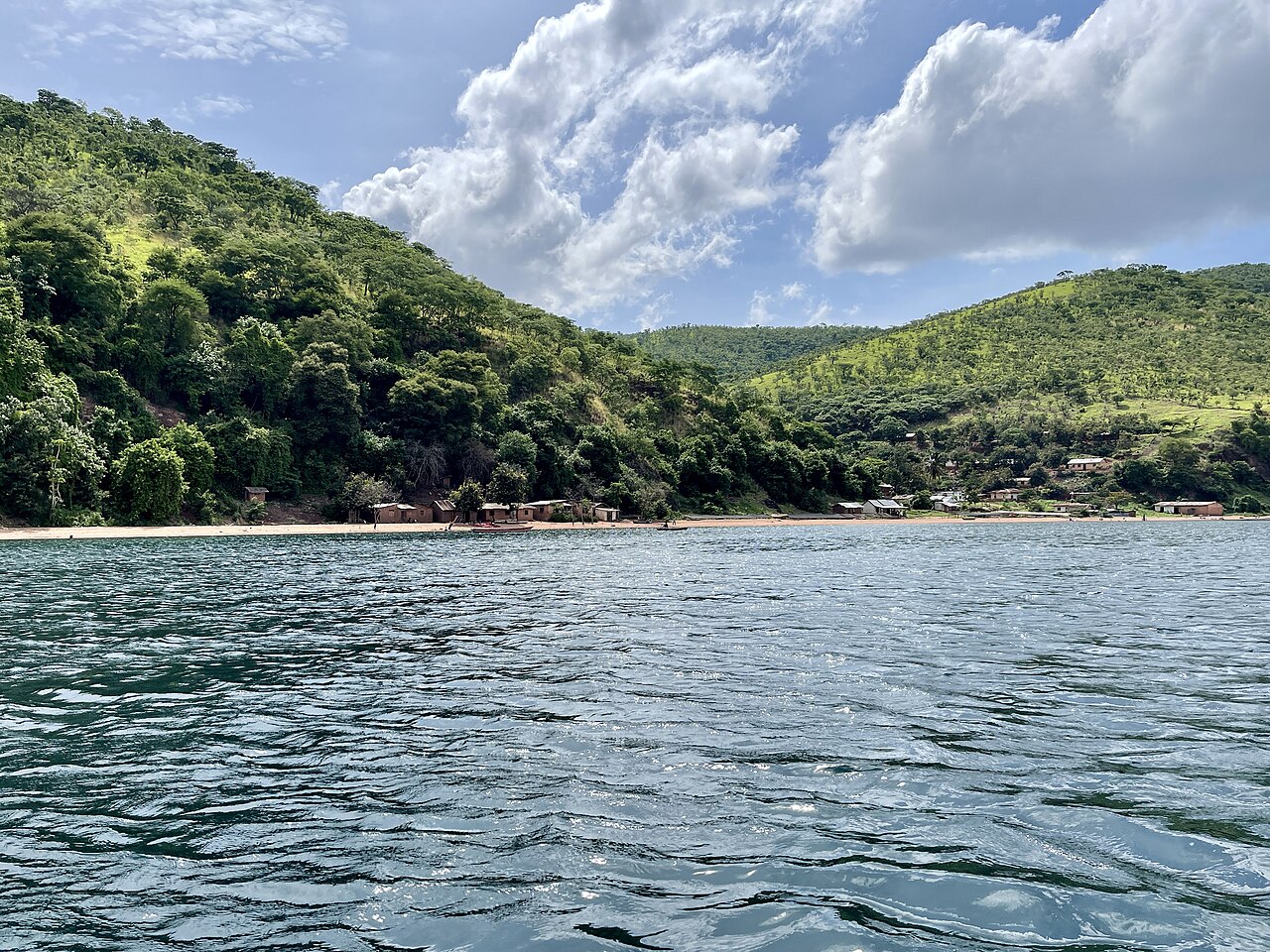 По дну озера Танганьика между Танзанией и ДР Конго проведут подводный оптоволоконный кабель