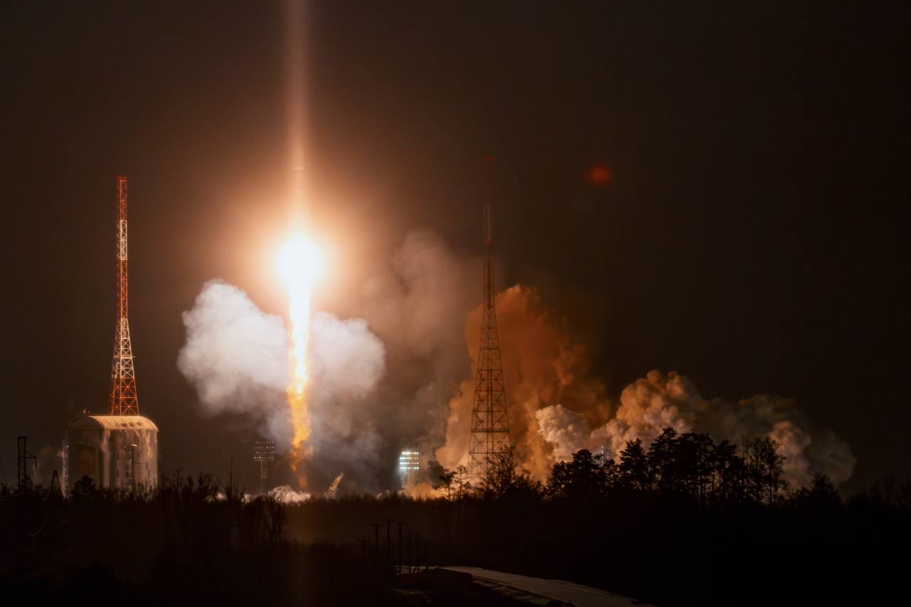 С космодрома Восточный запущена ракета-носитель «Союз‑2.1б» с 52 спутниками