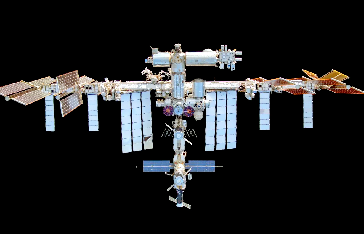 Экипаж МКС эвакуируют на Землю: что случилось